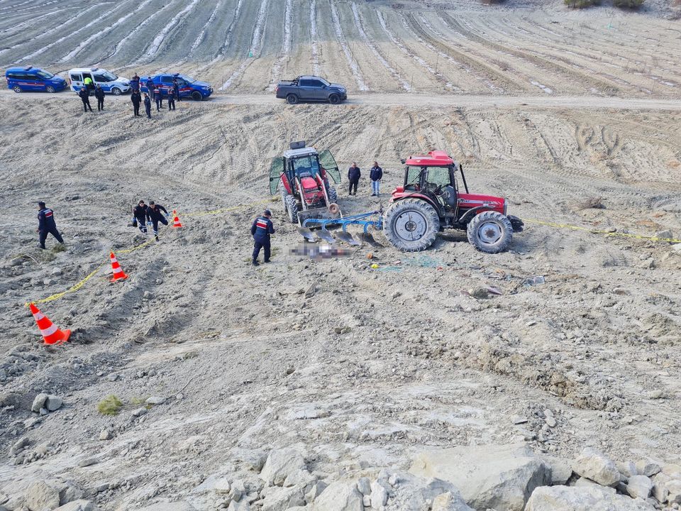 Burdur'da Tarlasının Sürülüşünü Çekerken Sürücünün Son Anlarını Kaydetti 3