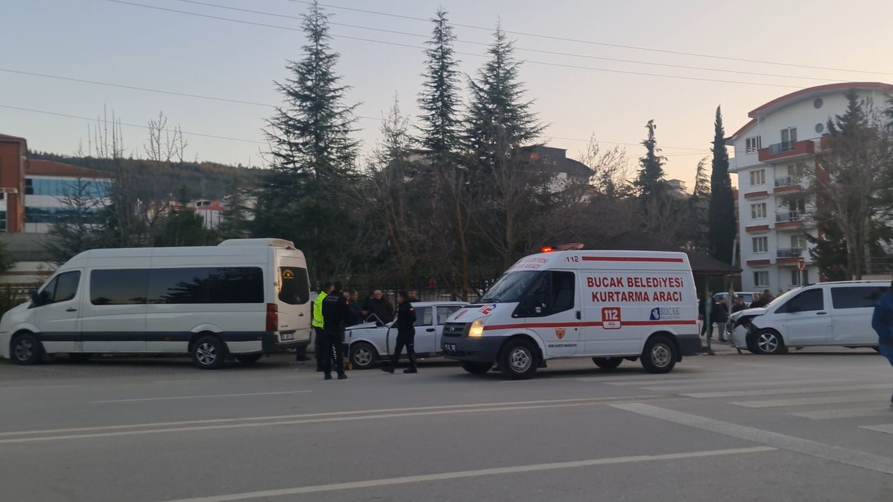 Burdur'da Zincirleme Kaza! Minibüs Sürücüsü Ve 8 Yolcu Yaralandı  2