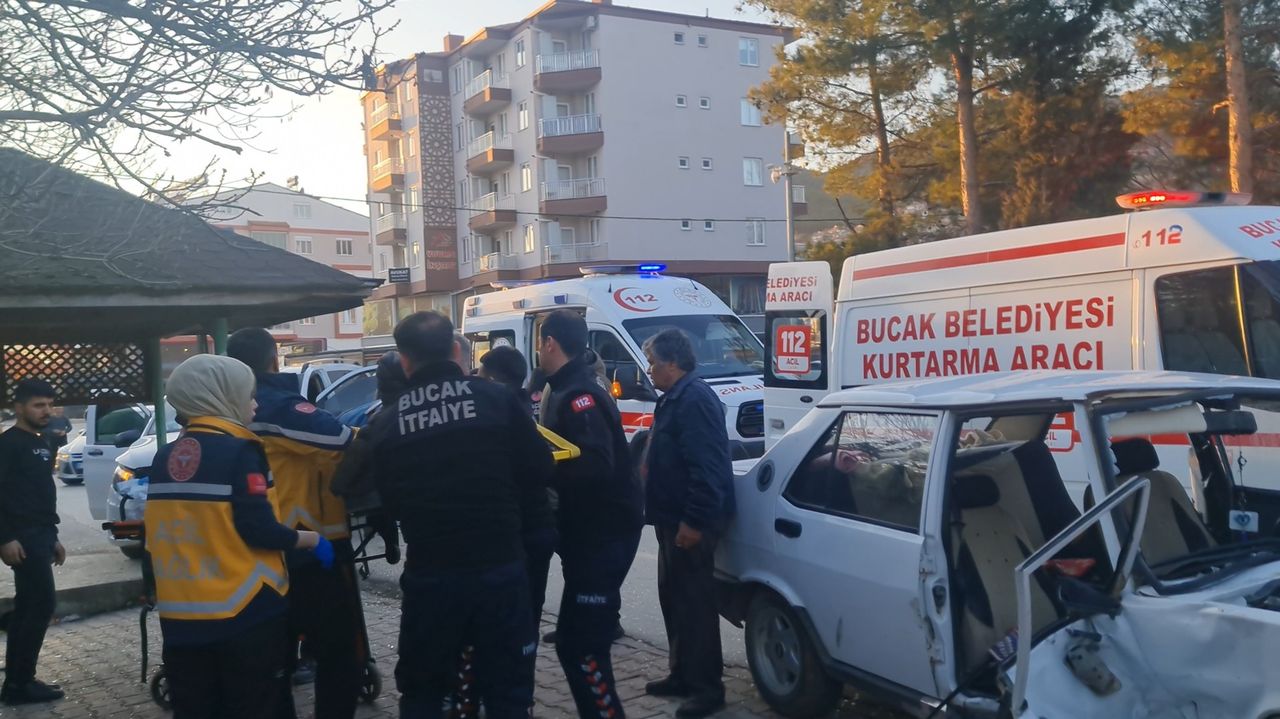 Burdur'da Zincirleme Kaza! Minibüs Sürücüsü Ve 8 Yolcu Yaralandı  3