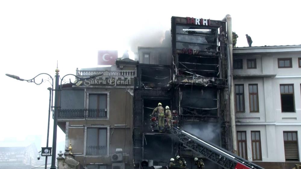 Eminönü’nde Mısır Çarşısı’nın Yanında Korkutan Yangın!