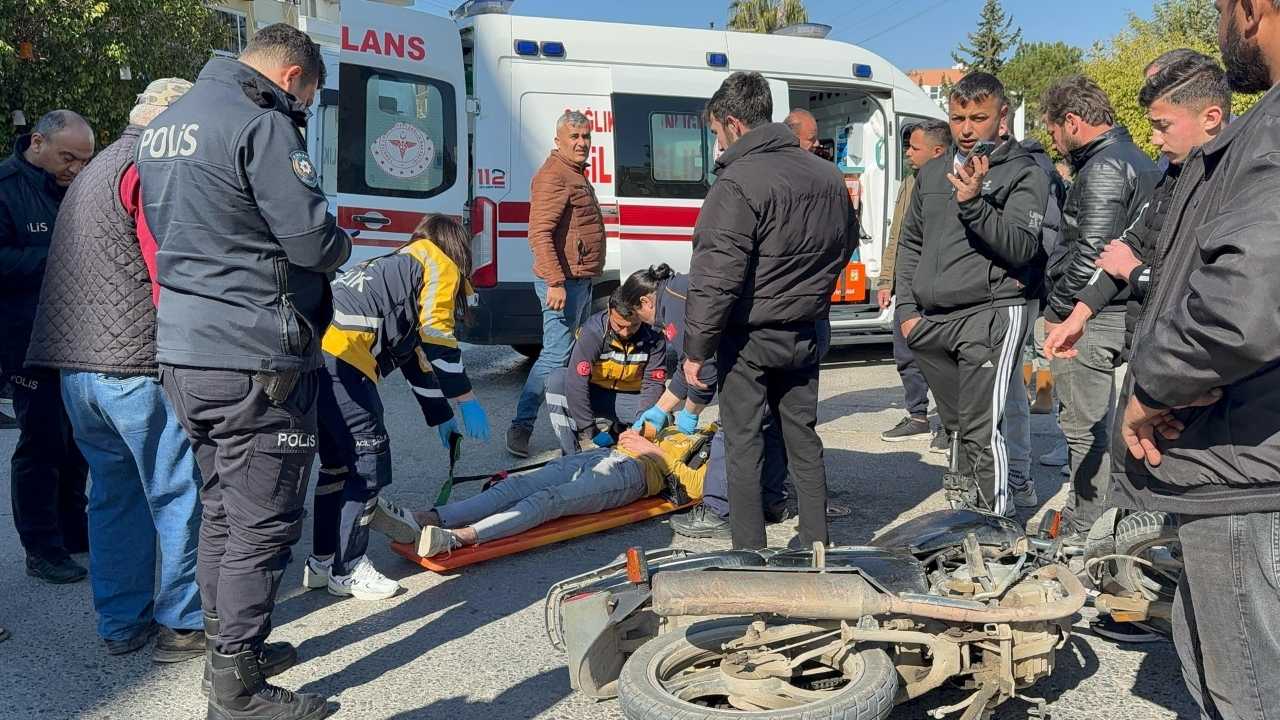 Gazipaşa'da Araçla Motosiklet Çarpıştı! Kaza Anı Kamerada  2