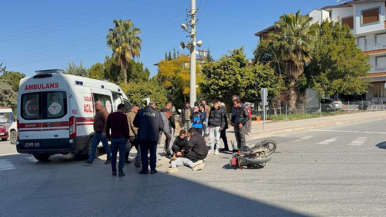 Gazipaşa'da Araçla Motosiklet Çarpıştı! Kaza Anı Kamerada  3