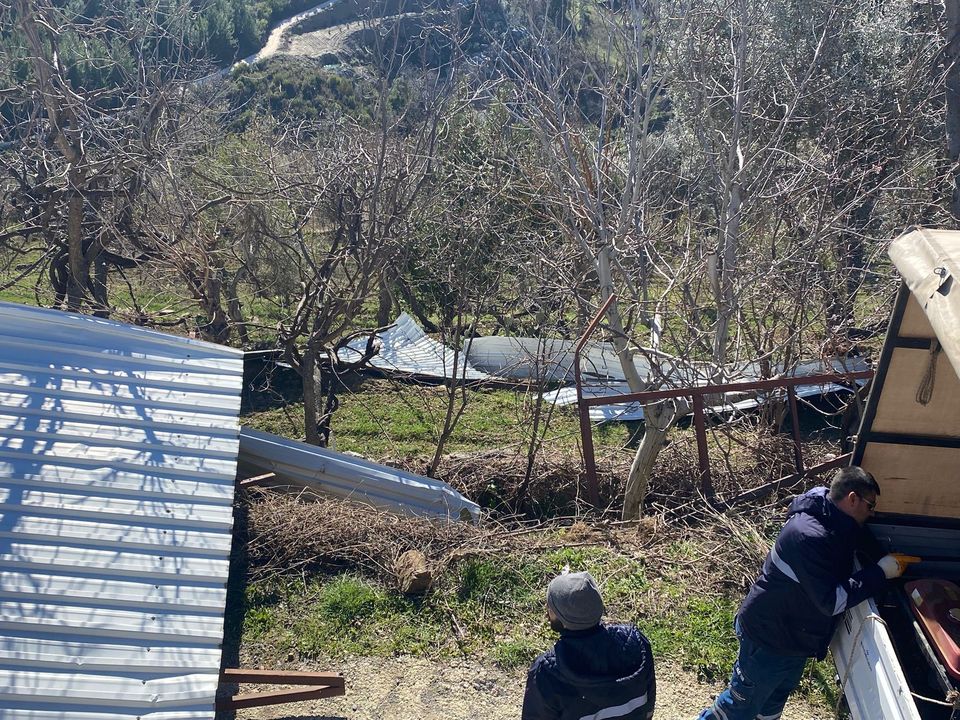 Gazipaşa'da Fırtına Köy Konağı'nın Çatısını Uçurdu 3