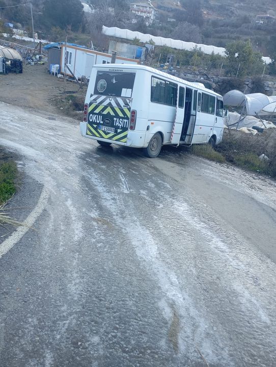 Gazipaşa'da Okul Servisi Buzda Kaydı! 3