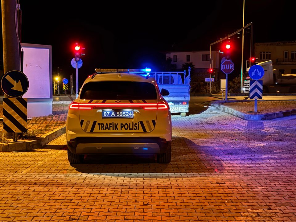 Gazipaşa'da Polis Aracına Çarpan Ehliyetsiz Sürücü Zil Zurna Sarhoş Çıktı 3