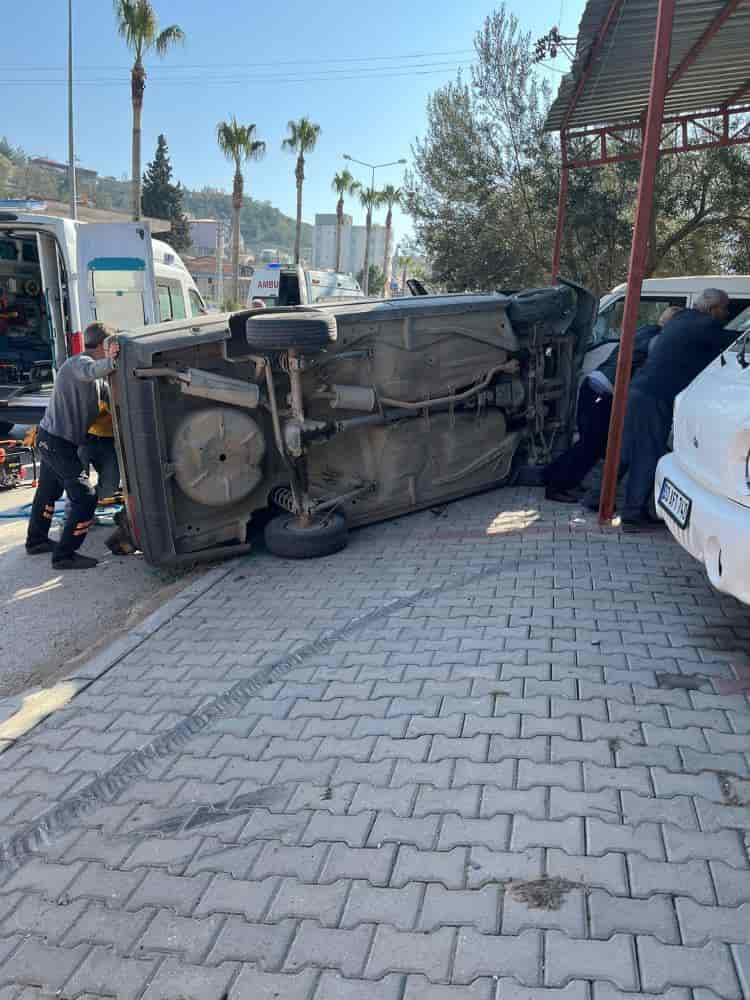 Mersin’de Park Halindeki Araçlara Çarpıp Takla Attı