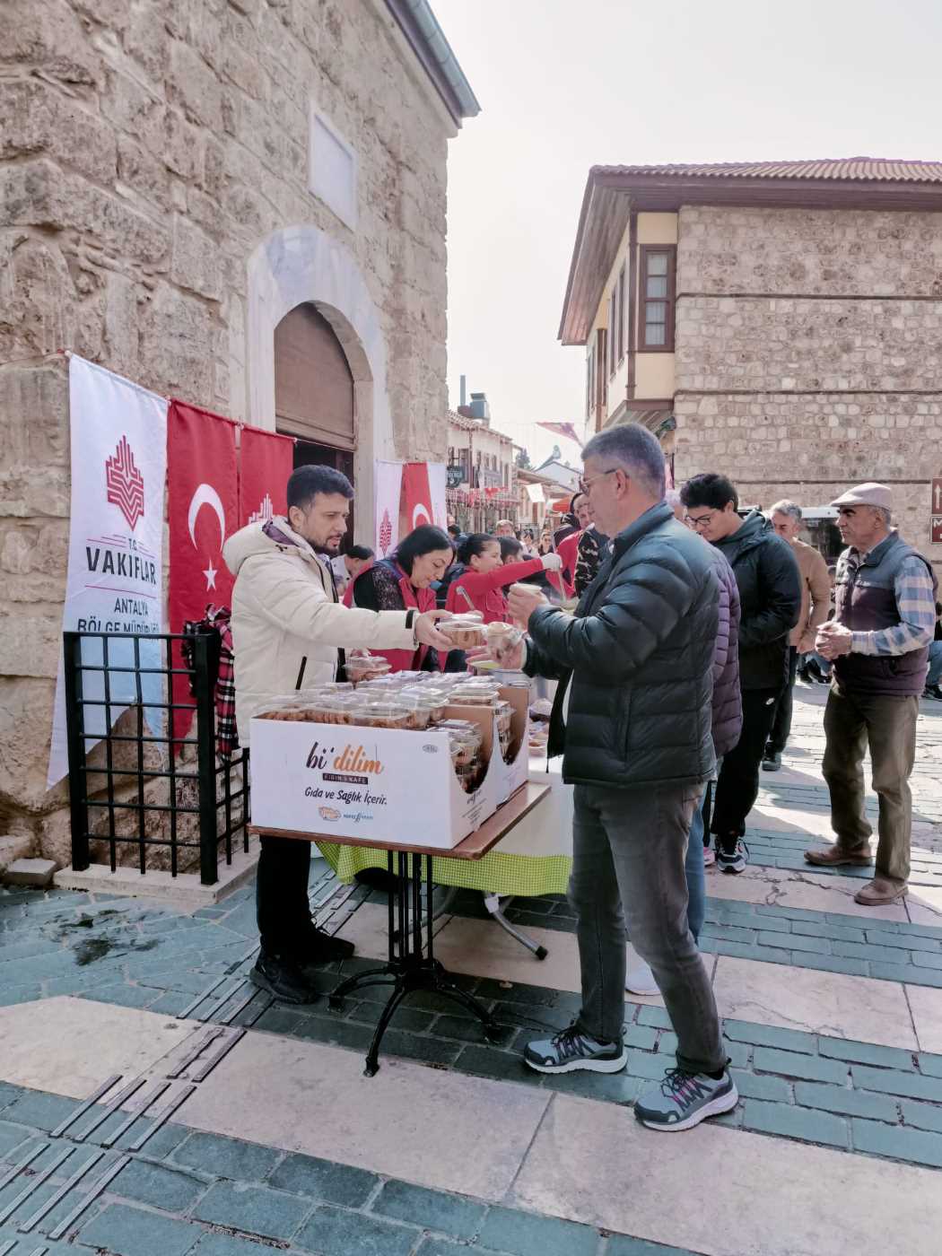 Antalya Vakıflar Kaleiçi'nde Cuma Çorbası Dağıttı