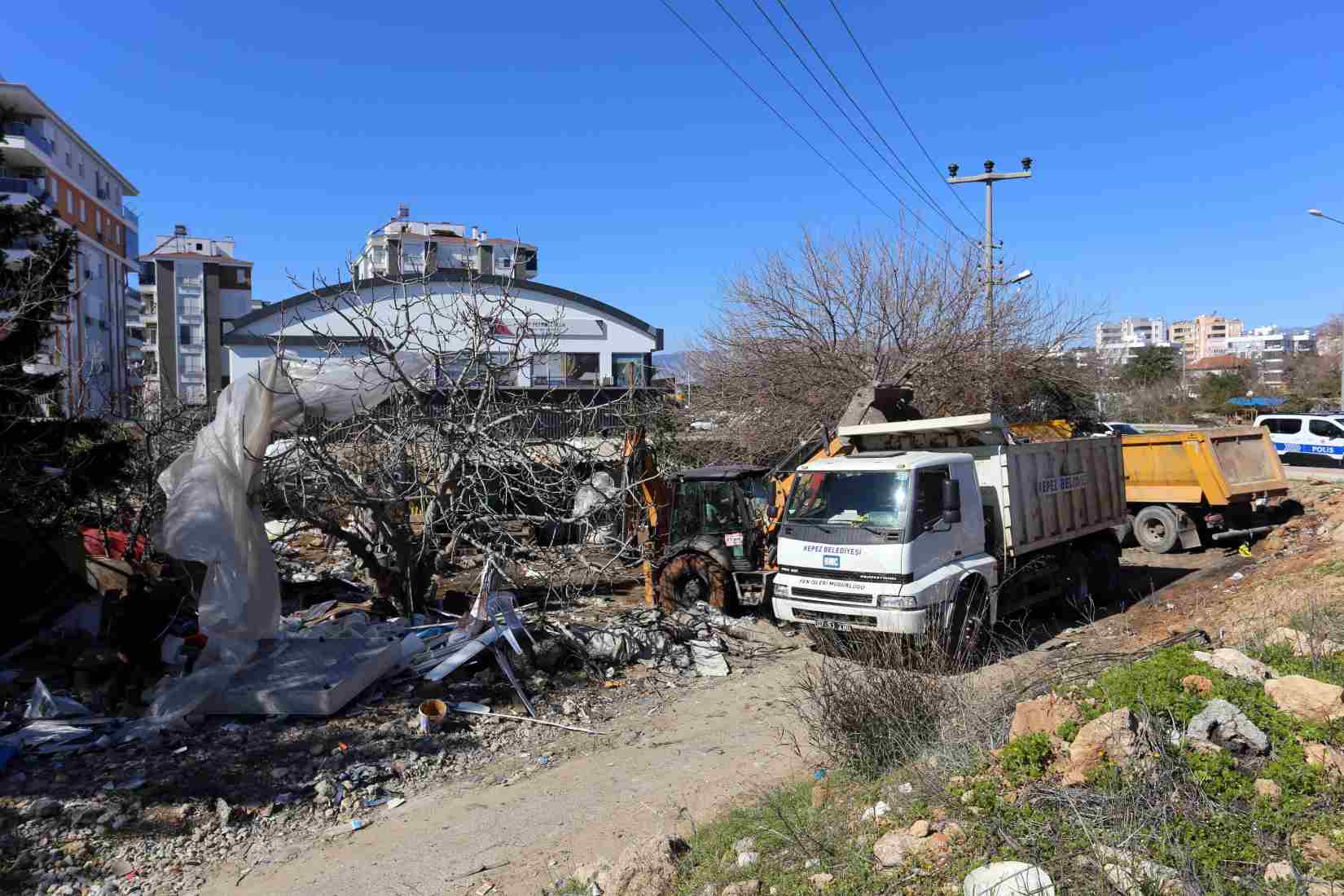 Antalya’da Oturma İzni Olmayan Yabancının Çöp Evi Temizlendi