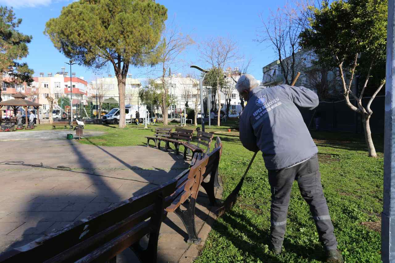 Kepez'de Parklar Yeni Görünümüne Kavuşuyor