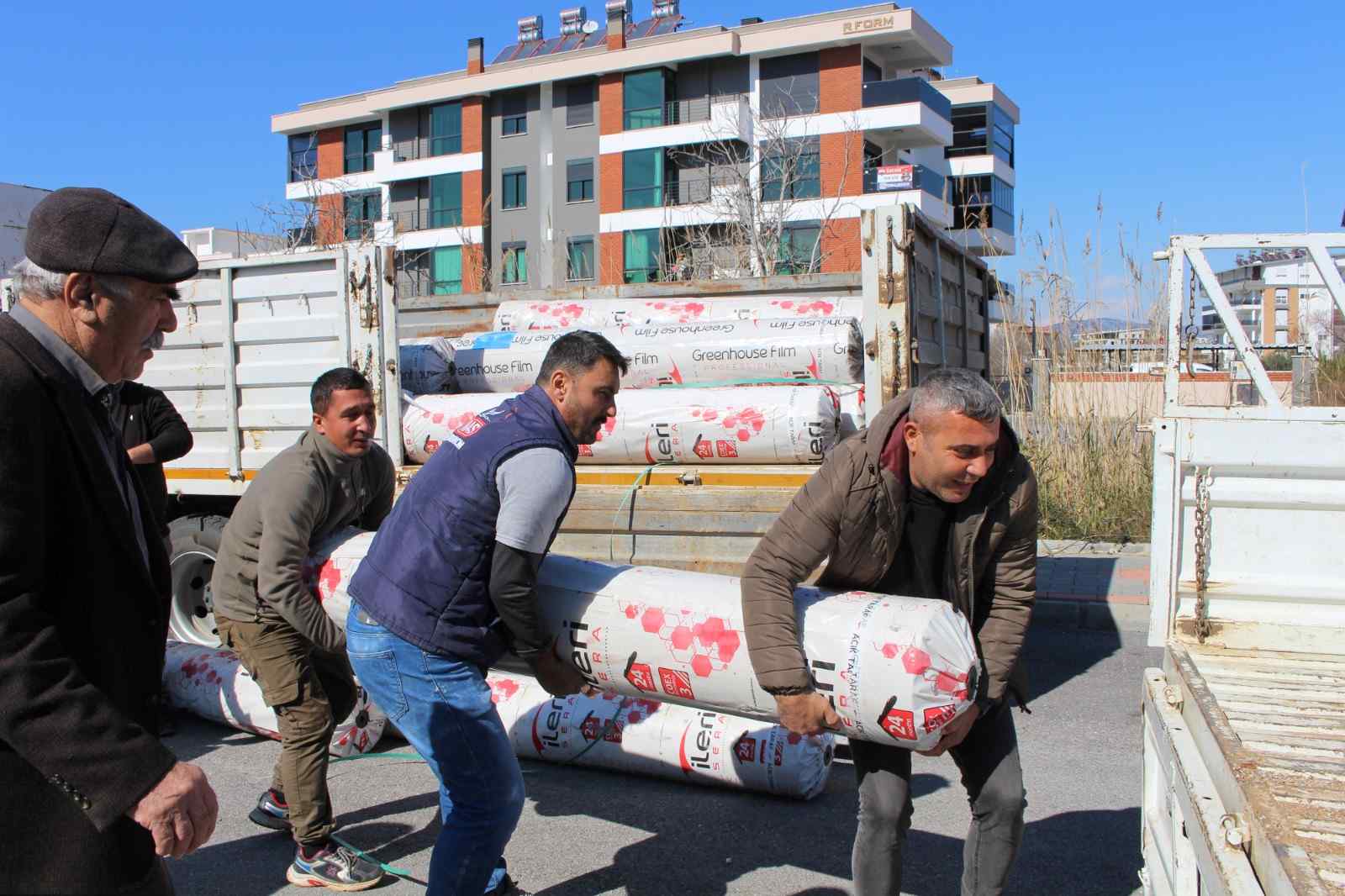 Antalya Büyükşehir’den Üreticilere Sera Naylonu Desteği