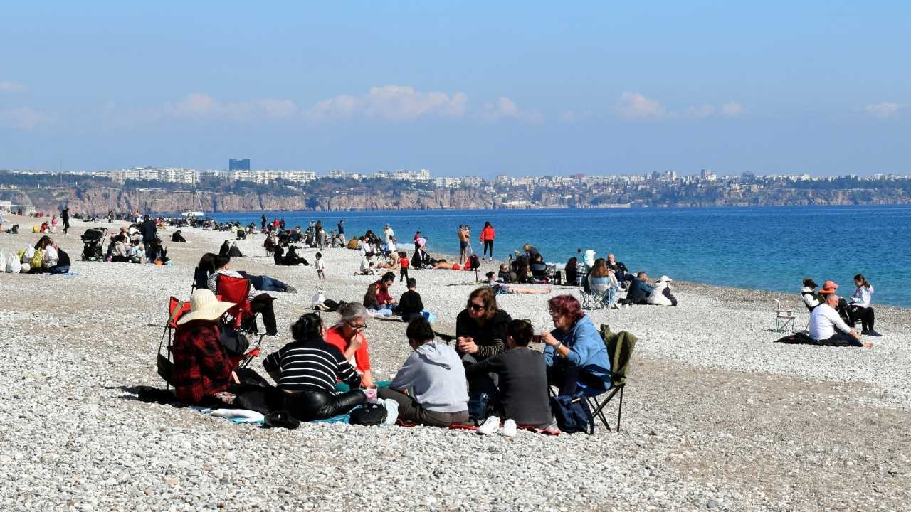 Güneşli Havada Konyaaltı Sahili Doldu 2