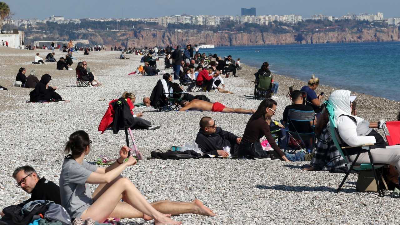 Güneşli Havada Konyaaltı Sahili Doldu 3