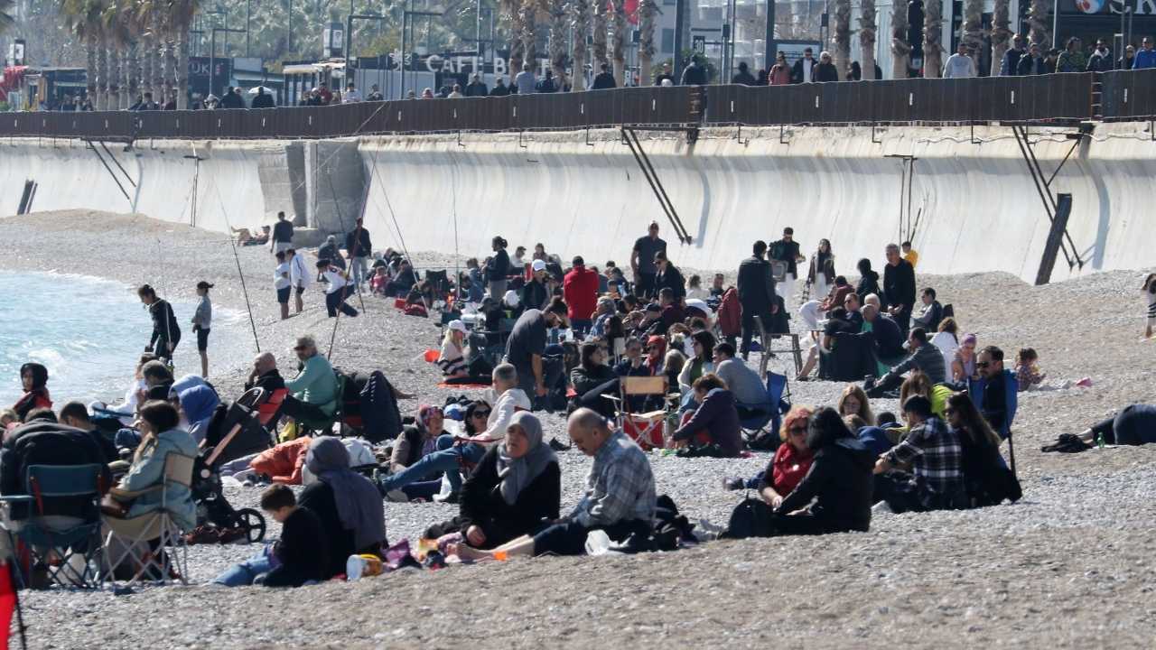 Güneşli Havada Konyaaltı Sahili Doldu 4