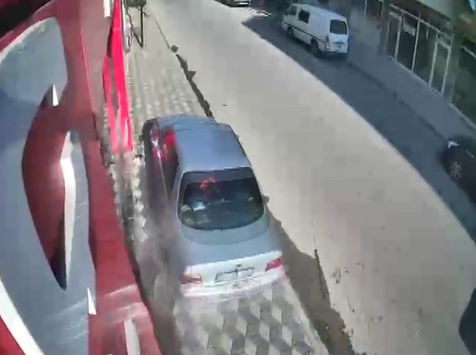 Isparta'da Çarpışan 2 Araç Savruldu! Yaya Son Anda Kurtuldu 3