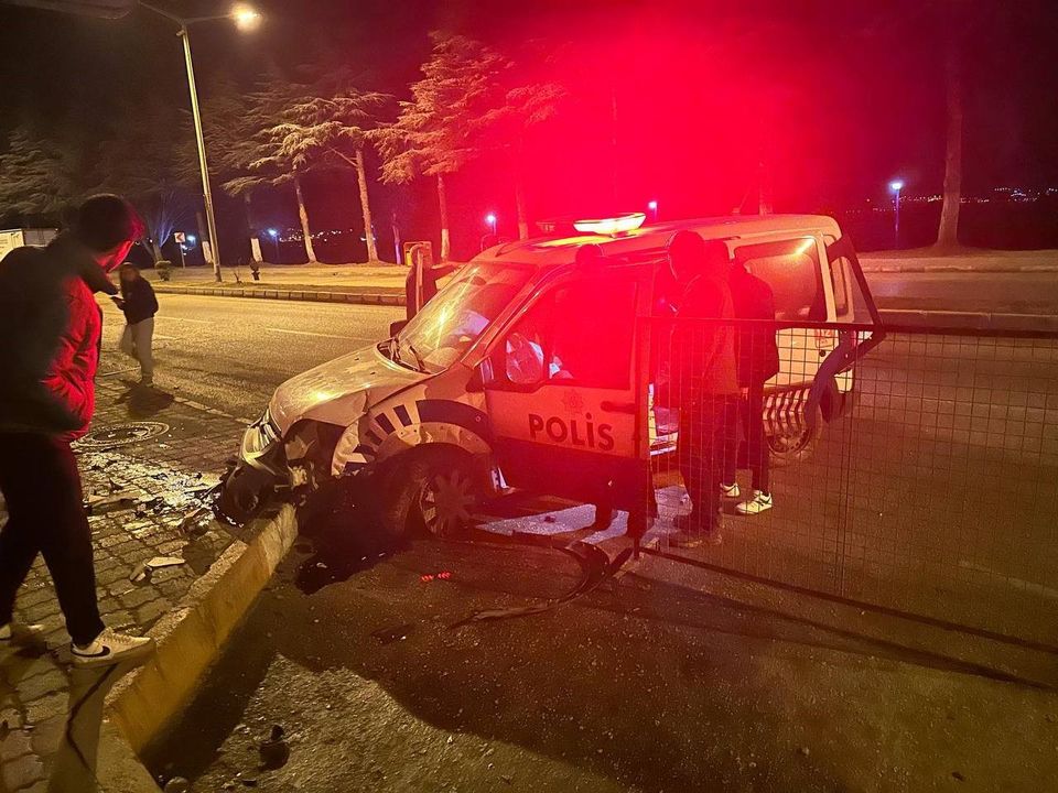 Isparta'da İhbara Giden Polis Memuru Araçta Sıkıştı! Vatandaşlar Kurtardı 2