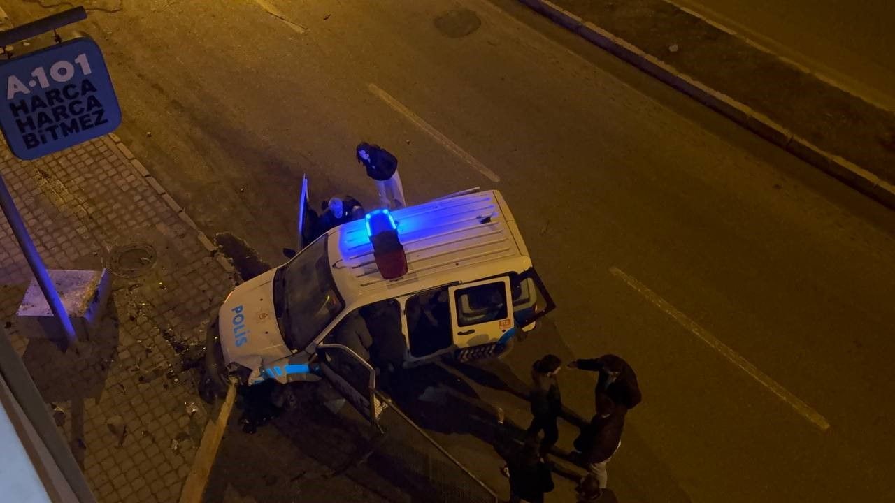 Isparta'da İhbara Giden Polis Memuru Araçta Sıkıştı! Vatandaşlar Kurtardı 3 (2)