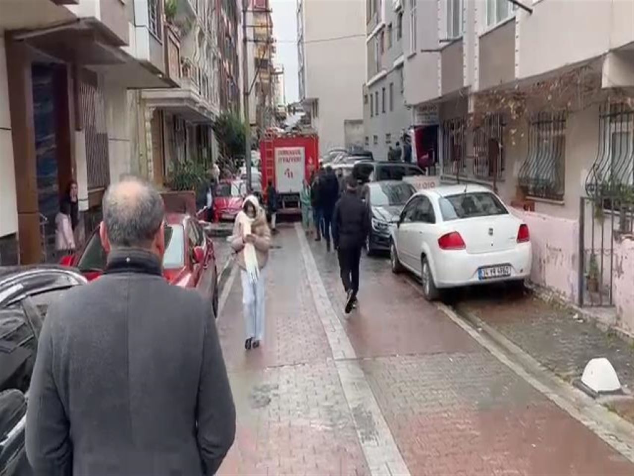 İstanbul Küçükçekmece’de Binaya Yıldırım Düştü!