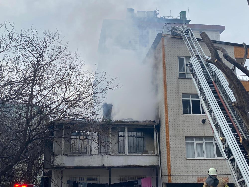 İstanbul'da 2 Katlı Gecekonduda Yangın Çıktı! Alevler Binayı Sardı