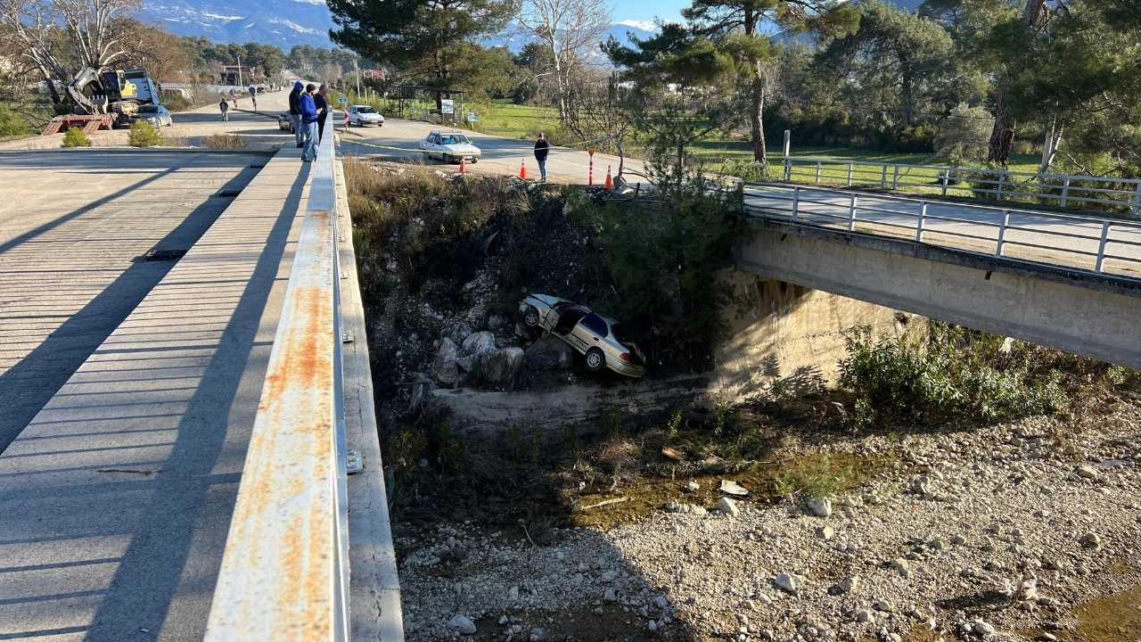 Kaş'ta Aracıyla Dereye Uçan Sürücü Kurtarılamadı 3