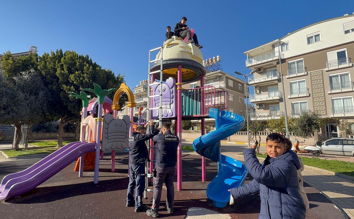 Kepez'de 2 Çocuk Kaydırakta Mahsur Kaldı! İtfaiye Kurtardı 2