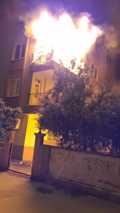 Kepez'de Balkondaki Telefon Bataryaları Bomba Gibi Patladı 5