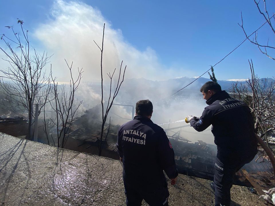 Kepez'de Çaresizce Evinin Yanışını İzledi  3