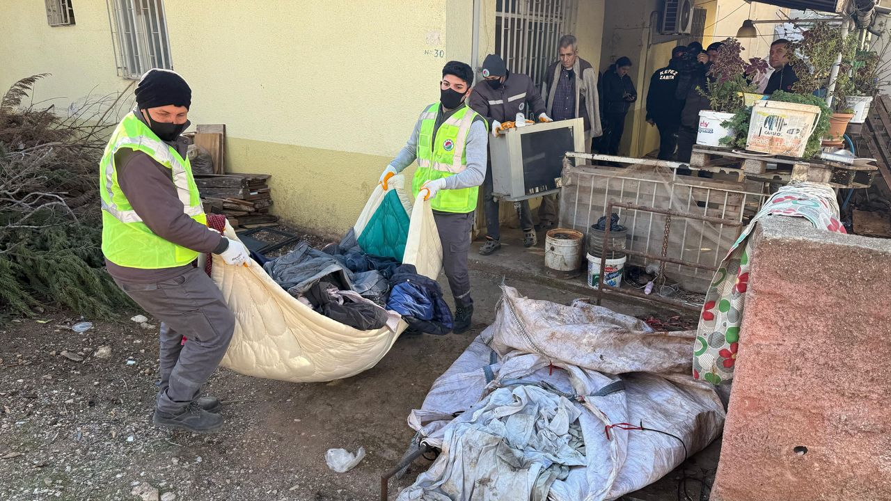 Kepez'de Tek Odalı Çöp Ev Temizlendi 2