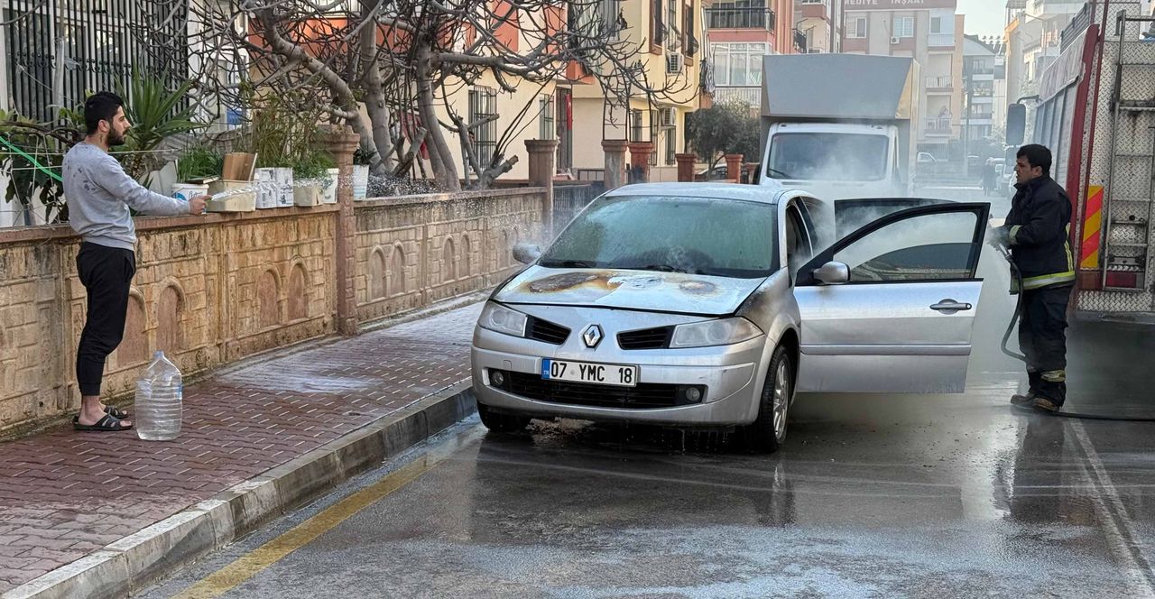 Kepez'de Yanan Otomobili Hortumla Söndürmeye Çalıştı 2