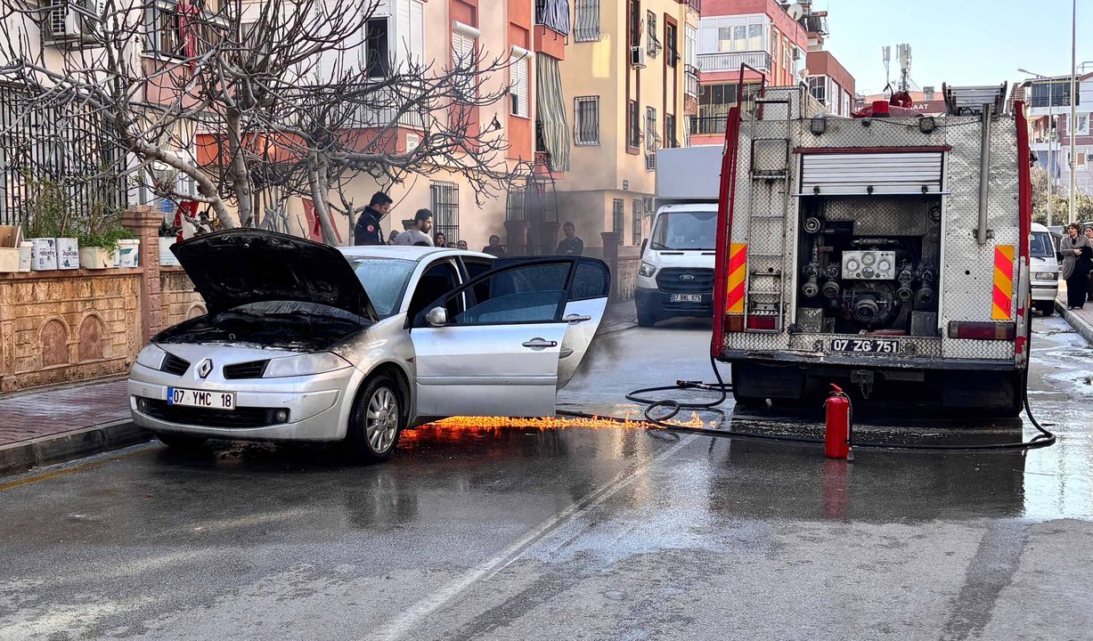 Kepez'de Yanan Otomobili Hortumla Söndürmeye Çalıştı 3