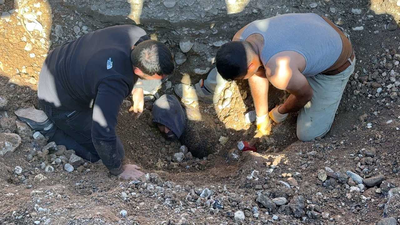 Konyaaltı'nda Göçük! Boğazına Kadar Gömülen İşçi Kurtarıldı 3