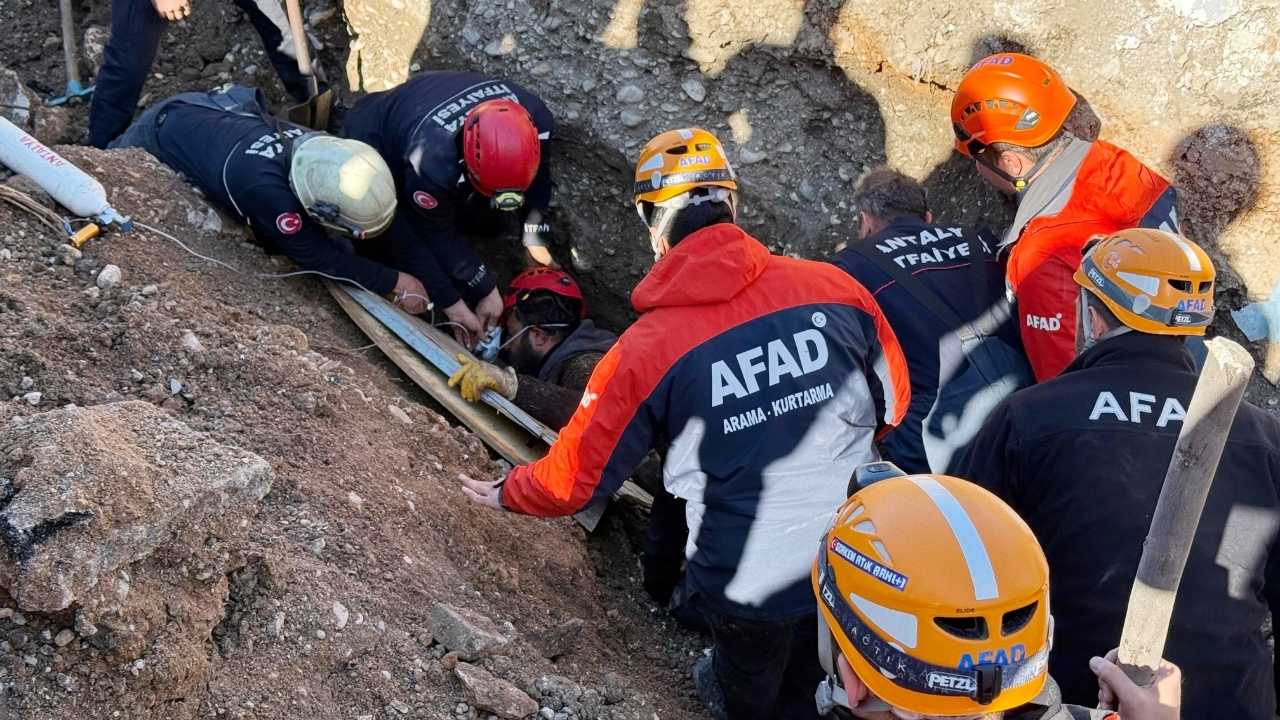 Konyaaltı'nda Göçük! Boğazına Kadar Gömülen İşçi Kurtarıldı 4