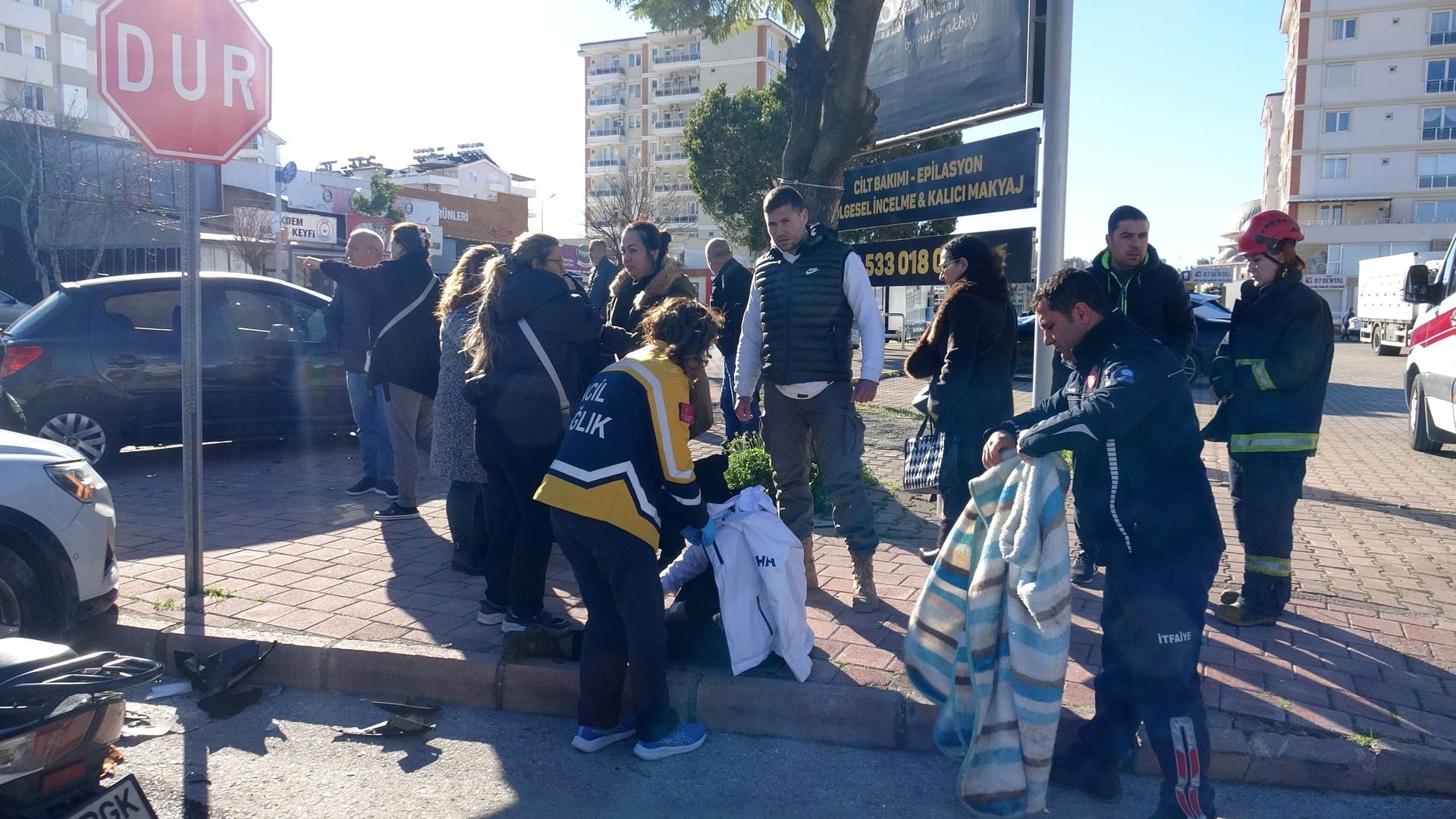 Konyaaltı'nda Zincirleme Kaza! Yaralıyı Battaniye Ile Sardılar 2