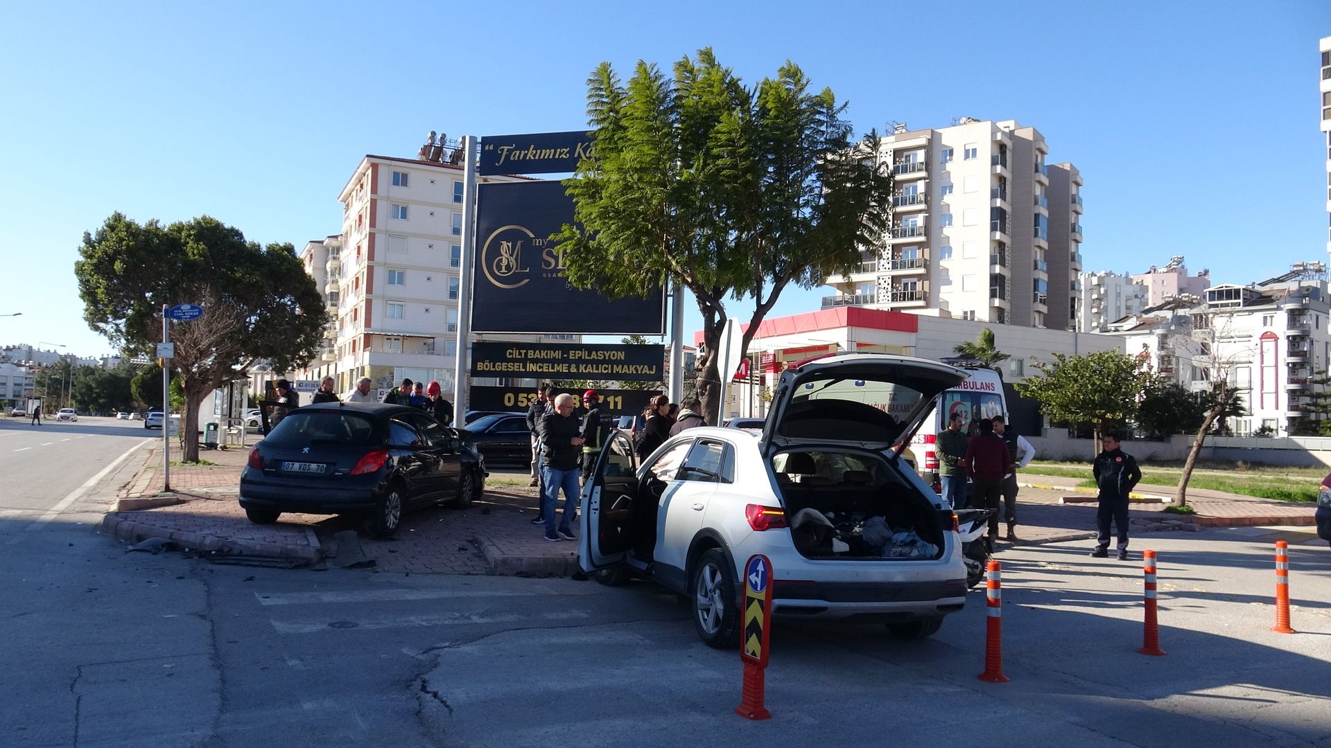 Konyaaltı'nda Zincirleme Kaza! Yaralıyı Battaniye Ile Sardılar 3