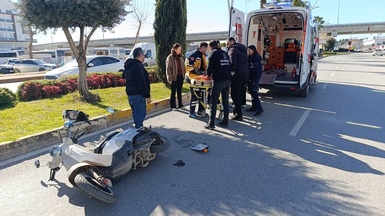 Manavgat'ta Kamyonet Yaya Geçidinden Karşıya Geçen Motosiklete Çarptı 2