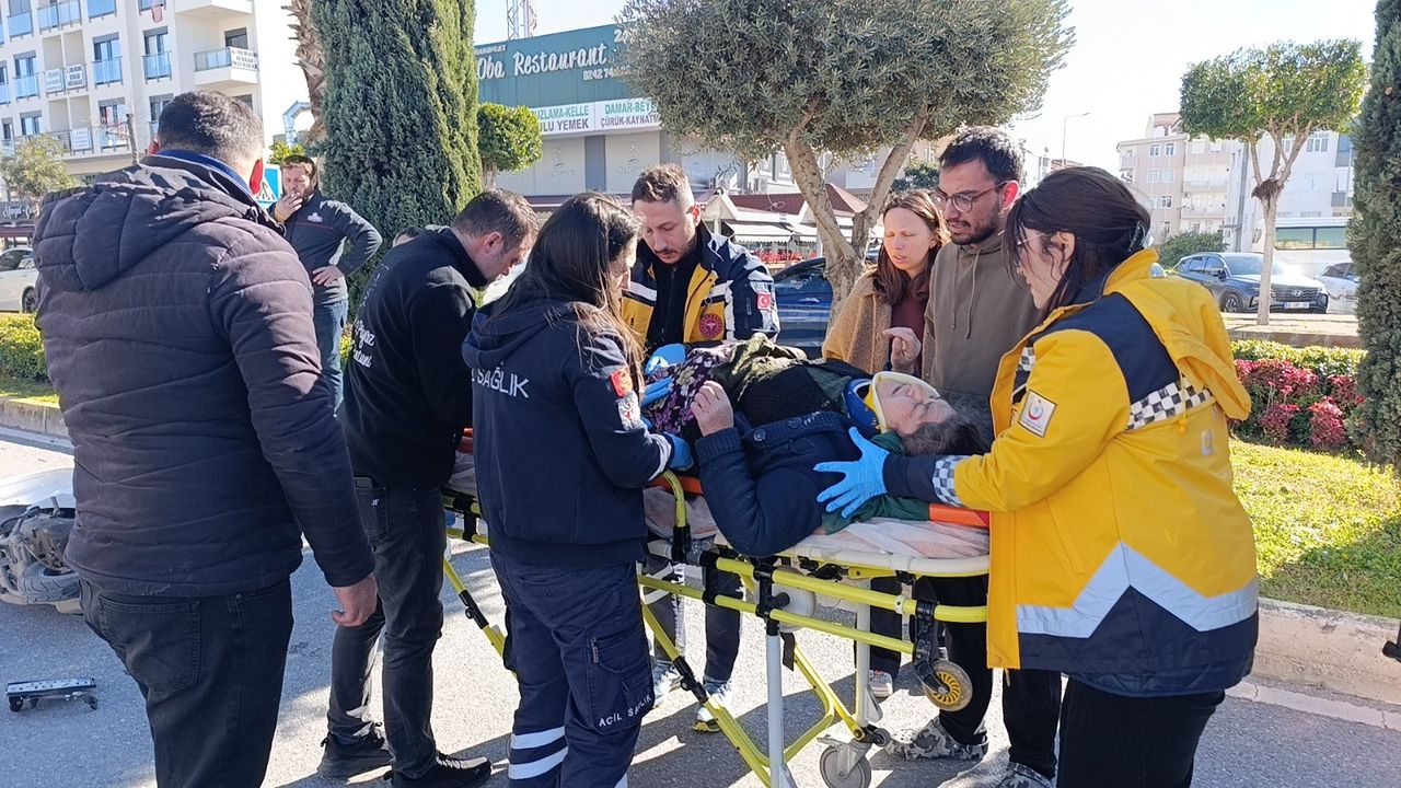 Manavgat'ta Kamyonet Yaya Geçidinden Karşıya Geçen Motosiklete Çarptı 3