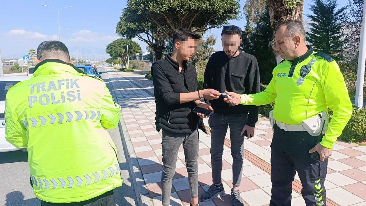 Manavgat'ta Trafiği Tehlikeye Attı! O Sürücü Ehliyetsiz Çıktı 11