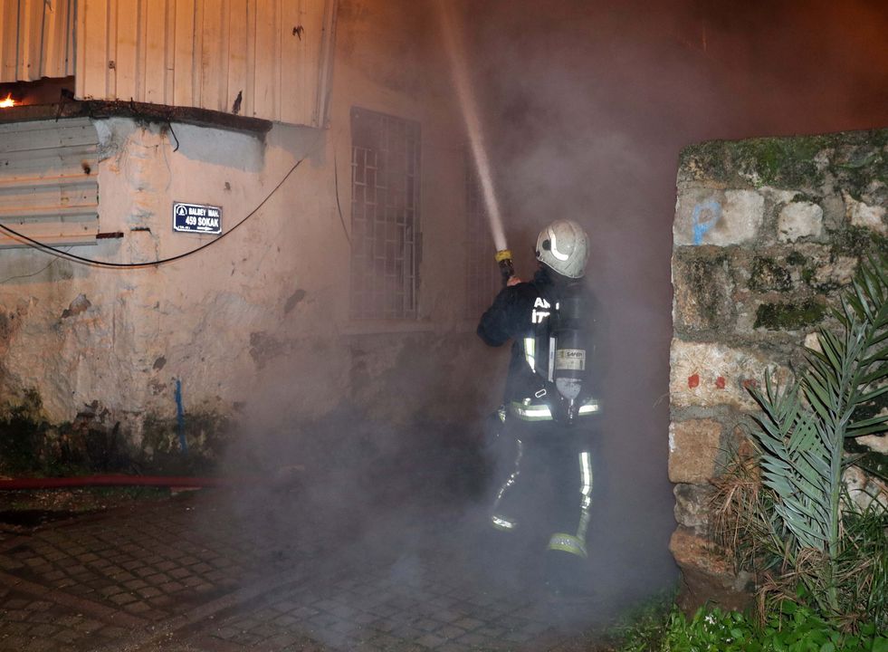 Muratpaşa'da 150 Yıllık Tarih Yandı! 43 Tescilli Binadan Biriydi 4