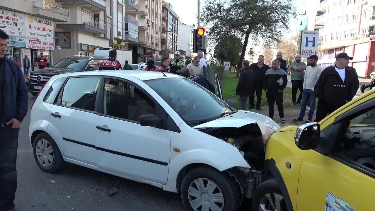 Muratpaşa'da Direksiyonda Baygınlık Geçirdi! 2 Araca Çarptı 2