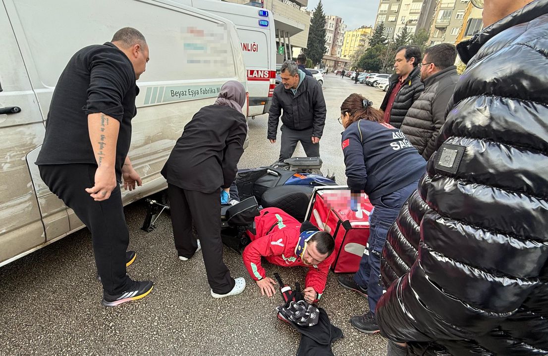 Muratpaşa'da Motokurye Aracın Altında Kaldı! 3