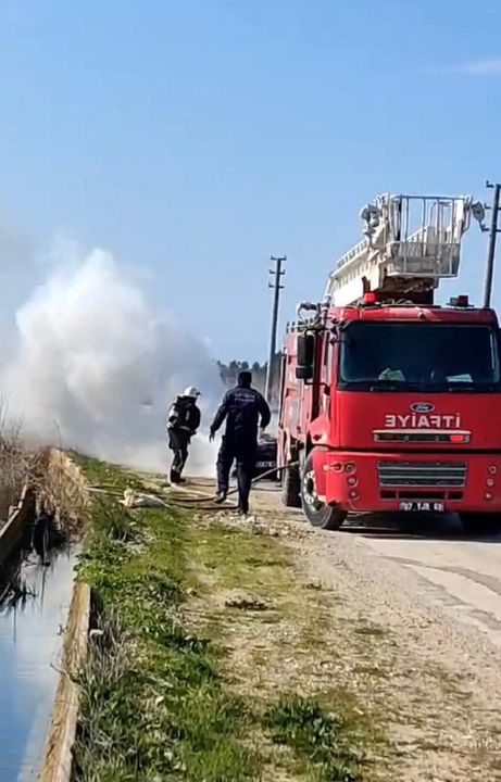 Serik'te Seyir Halindeki Otomobil Yandı  2