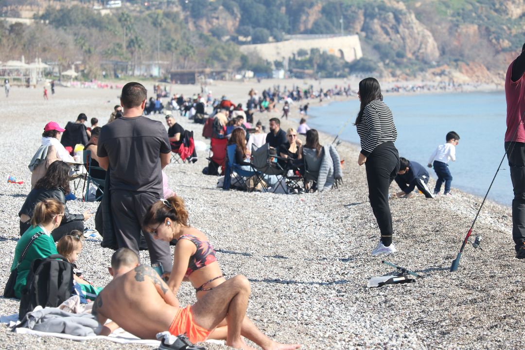 Yarıyıl Tatilinin Son Gününde Antalya Sahilleri Doldu  2