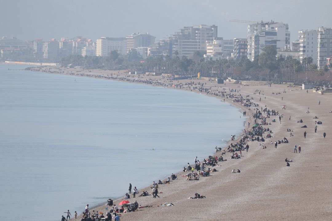 Yarıyıl Tatilinin Son Gününde Antalya Sahilleri Doldu  4