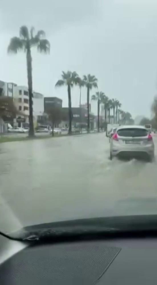 Adana’da Sağanak Yağış Sonrası Yollar Göle Döndü!