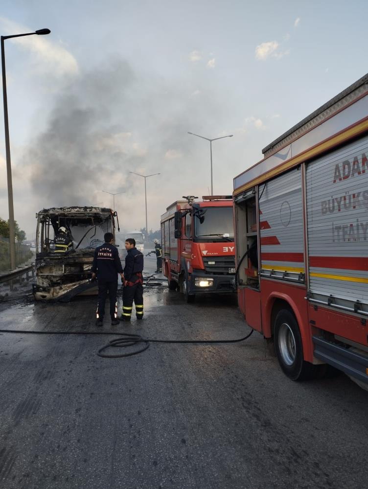 Adana’da Seyir Halindeki Toplu Taşıma Aracı Alev Alev Yandı