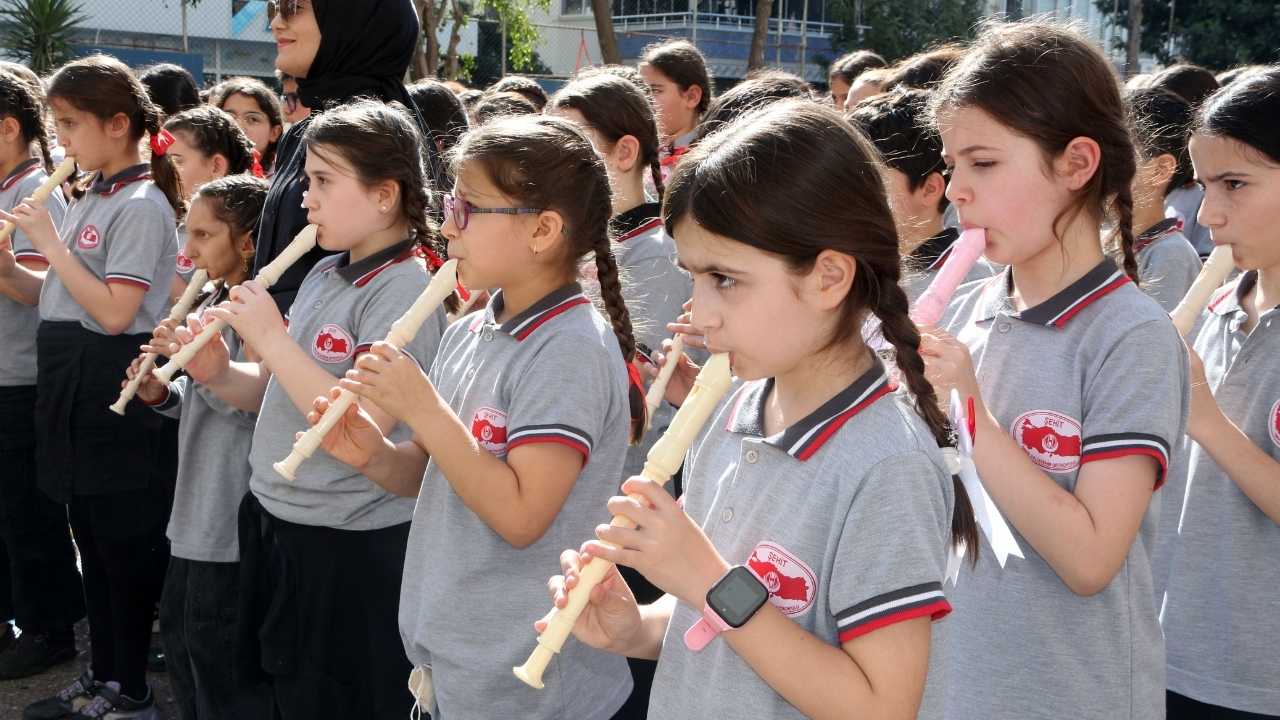 Alanya'da 850 Öğrenciden Flütle Marş Şov! 2