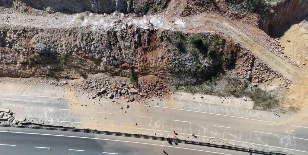 Alanya'da Korku Dolu Anlar! Dağ Dinamitle Patlatıldı