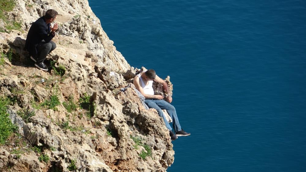 Antalya Falezlerde İntihar Girişimi! Son Anda Kurtarıldı