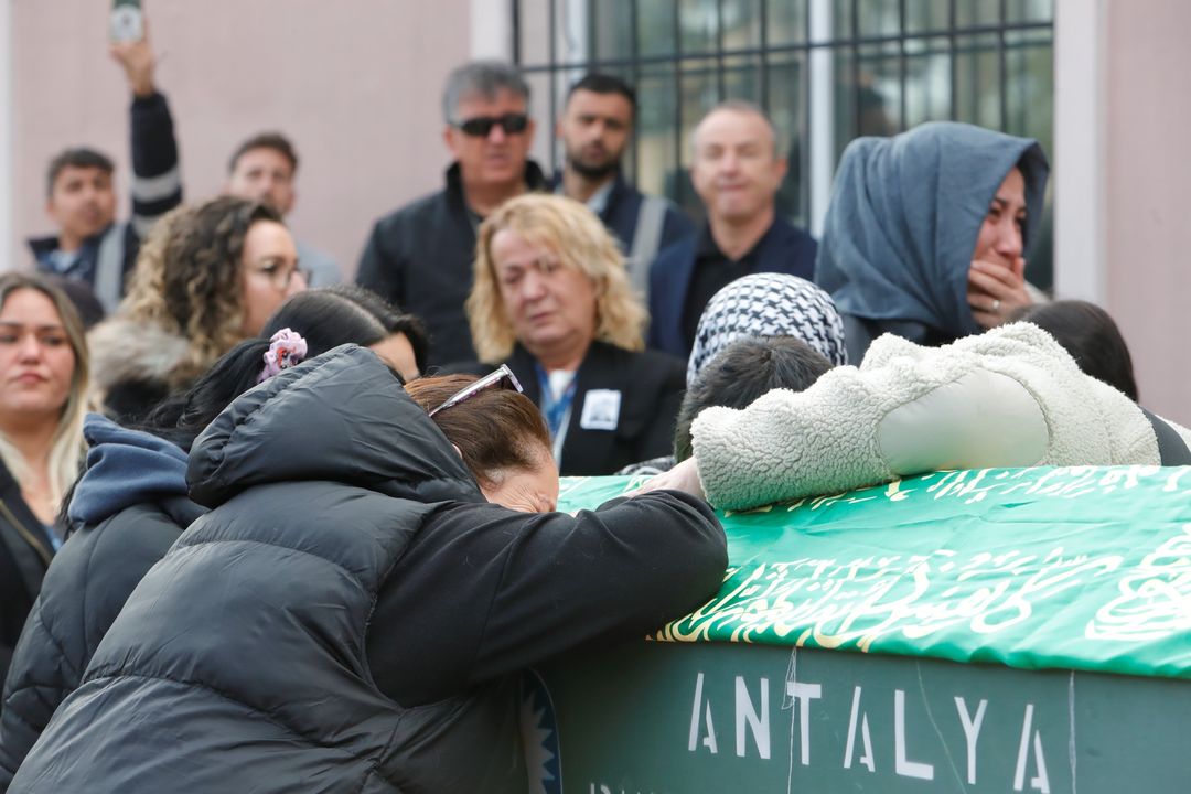 Antalya'da Darp Edilen Sağlıkçı Hayata 3 Gün Tutunabildi 4