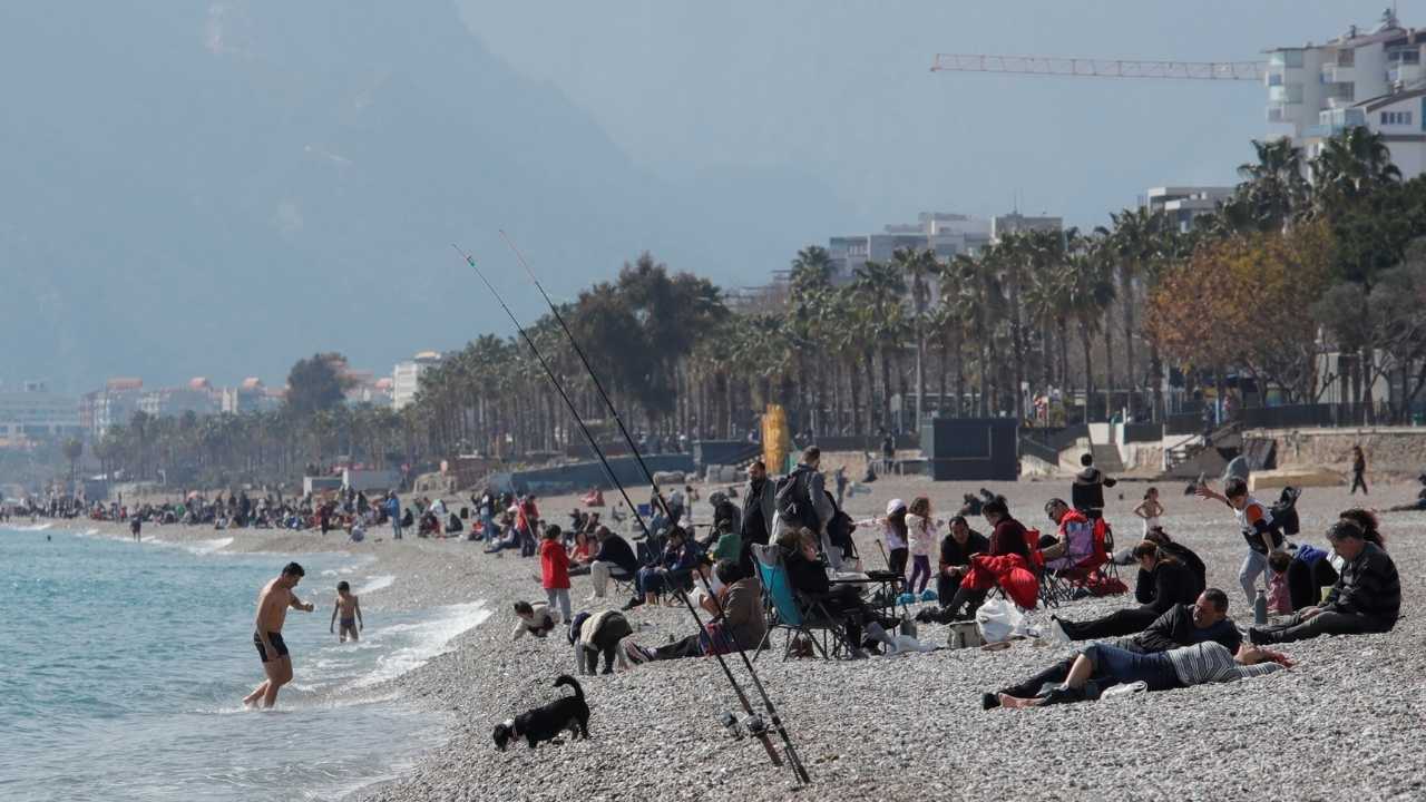 Antalya'da Güneşi Fırsat Bilenler Konyaaltı'na Akın Etti 2