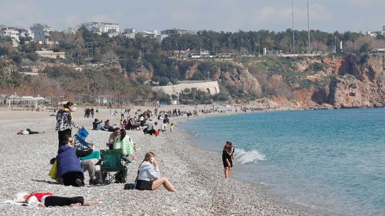 Antalya'da Güneşi Fırsat Bilenler Konyaaltı'na Akın Etti 3